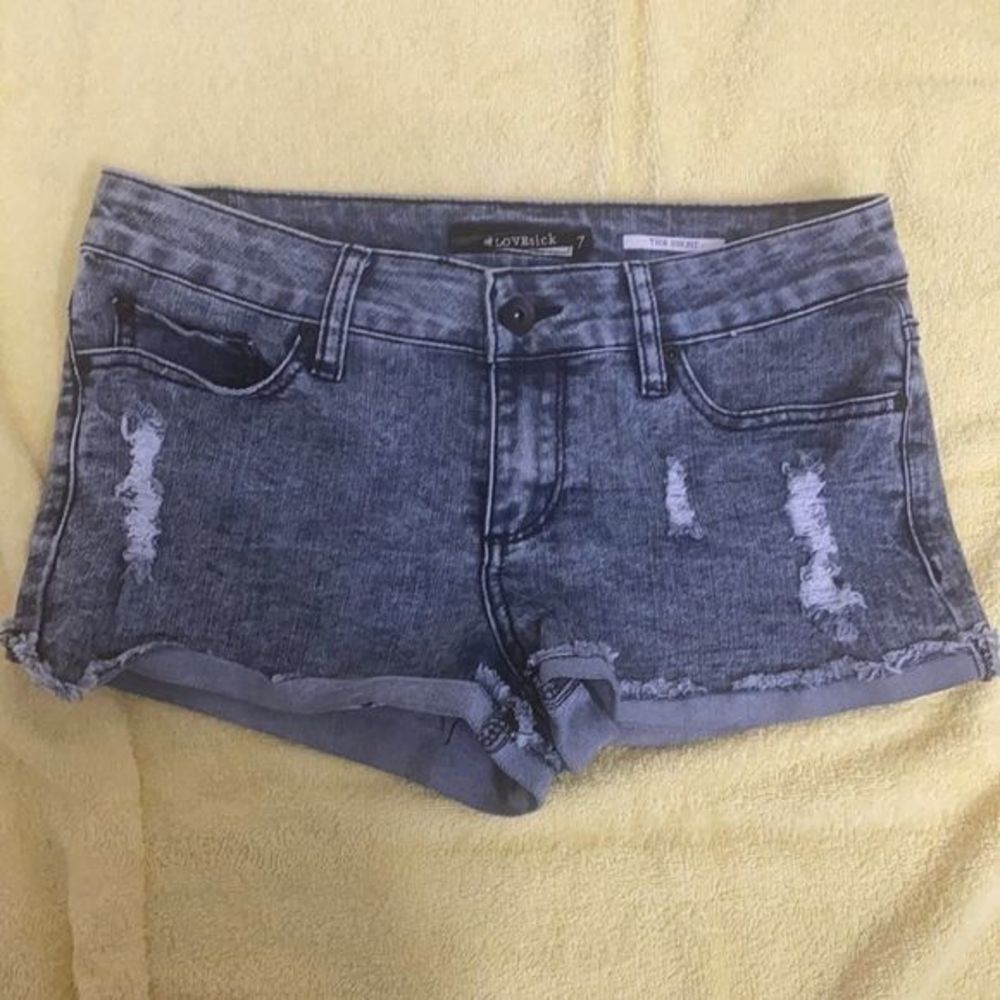 ⭐️HP⭐️Hot Topic “Lovesick” skeleton pockets shorts